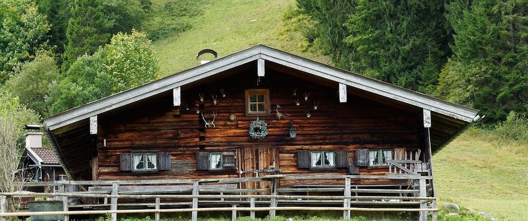 Traditionelles Chalet mit Holzfassade in alpiner Landschaft.