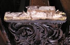 Historische Kirchenbank mit lokal sichtbaren Holzschäden - Zustand vor thermischer Behandlung.