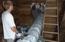Warmluftschläuche im Chalet-Innenraum während der Vorbereitung zur thermischen Behandlung.