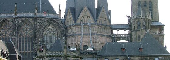 Aachener Dom während einer thermischen Gebäudebehandlung durch Thermo Lignum – denkmalgerechte Schädlingsbekämpfung an historischem Bauwerk