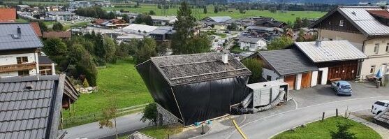 Machlhütte des Museums Kaprun während der thermischen Gebäudebehandlung durch Thermo Lignum – luftdicht eingehüllt mit Warmluftsystem