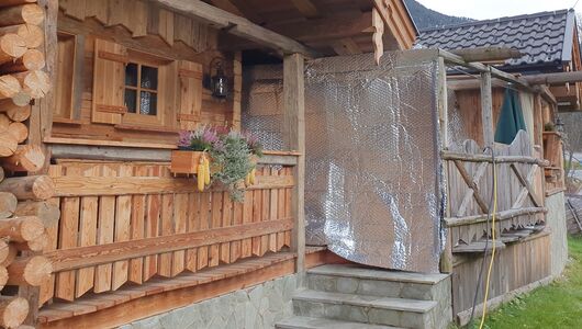 Chalet-Fassade mit Schläuchen für die thermische Holzschädlingsbekämpfung.