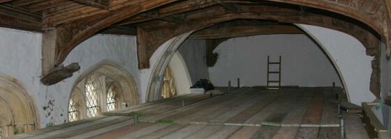 Mittelalterliche Holzdecke mit Holzwurmbefall vor der thermischen Behandlung durch Thermo Lignum